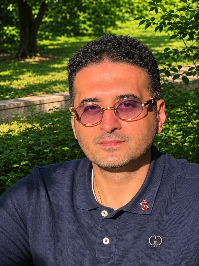 Porträt von Giovanni Grippo mit GG-Monogramm auf dem Poloshirt.